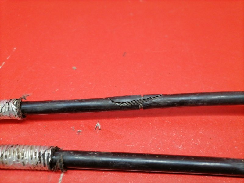 Трос мкпп Ford Focus CB4 SHDA 2010 (б/у) Трос мкпп Ford Focus CB4 SHDA 2010 (б/у)