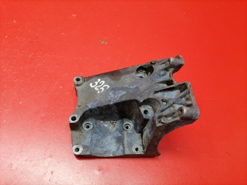 Кронштейн компрессора кондиционера Ford Focus CB4 SHDA 2010 (б/у) Кронштейн компрессора кондиционера Ford Focus CB4 SHDA 2010 (б/у)