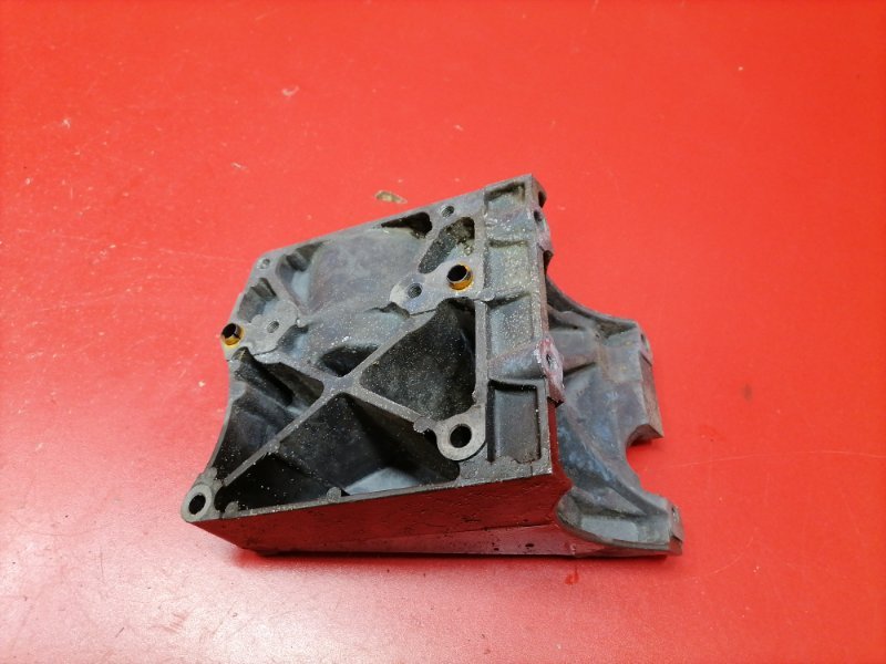 Кронштейн компрессора кондиционера Ford Focus CB4 SHDA 2010 (б/у) Кронштейн компрессора кондиционера Ford Focus CB4 SHDA 2010 (б/у)