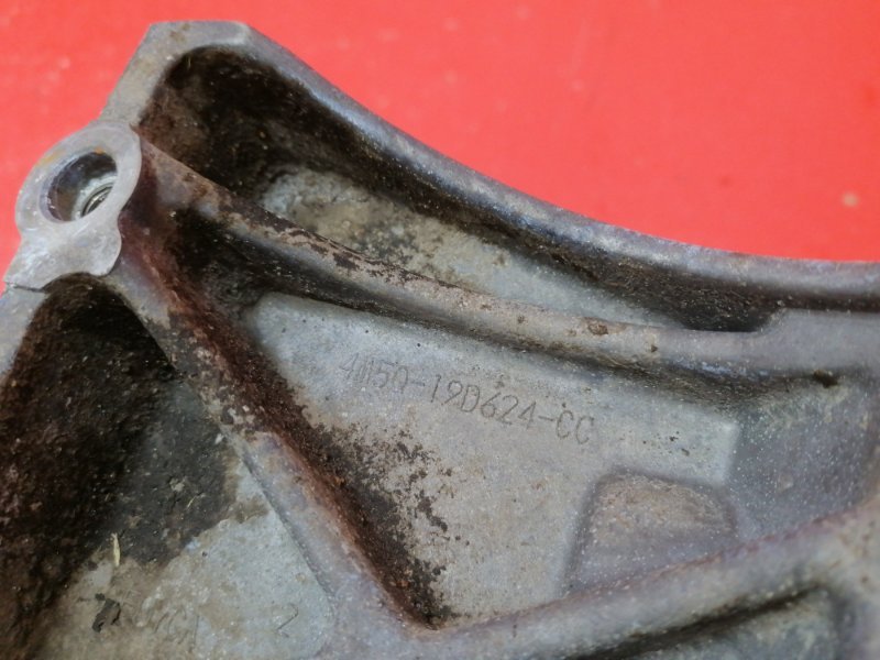 Кронштейн компрессора кондиционера Ford Focus CB4 SHDA 2010 (б/у) Кронштейн компрессора кондиционера Ford Focus CB4 SHDA 2010 (б/у)