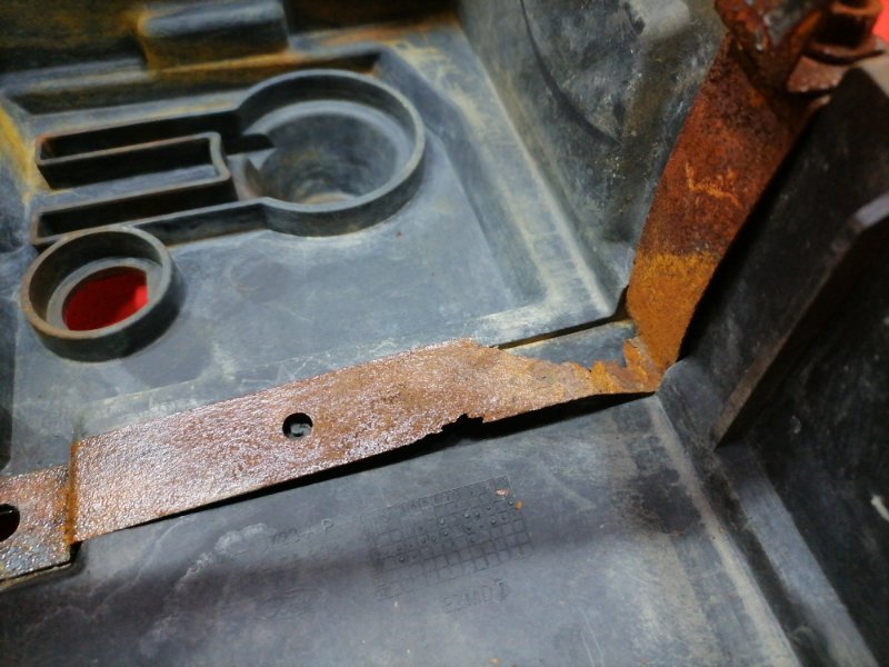 Площадка под аккумулятор Ford Focus CB4 SHDA 2010 (б/у) Площадка под аккумулятор Ford Focus CB4 SHDA 2010 (б/у)