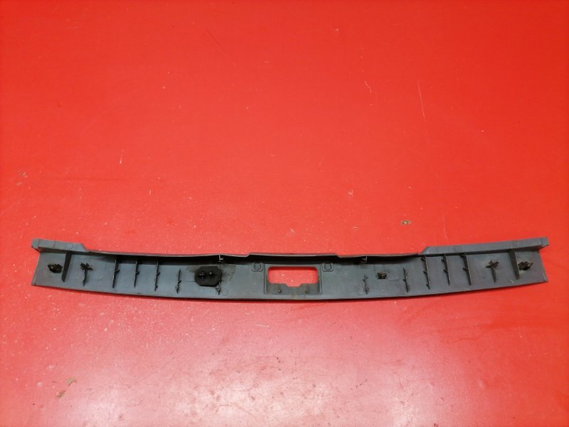 Накладка замка багажника Ford Focus CB4 SHDA 2010 (б/у) Накладка замка багажника Ford Focus CB4 SHDA 2010 (б/у)