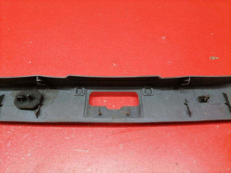 Накладка замка багажника Ford Focus CB4 SHDA 2010 (б/у) Накладка замка багажника Ford Focus CB4 SHDA 2010 (б/у)