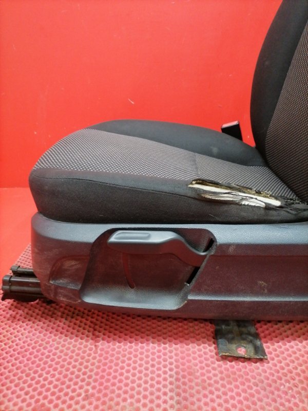 Сиденье Ford Focus CB4 SHDA 2010 переднее левое (б/у) Сиденье Ford Focus CB4 SHDA 2010 переднее левое (б/у)