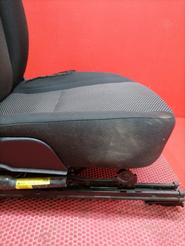 Сиденье Ford Focus CB4 SHDA 2010 переднее левое (б/у) Сиденье Ford Focus CB4 SHDA 2010 переднее левое (б/у)