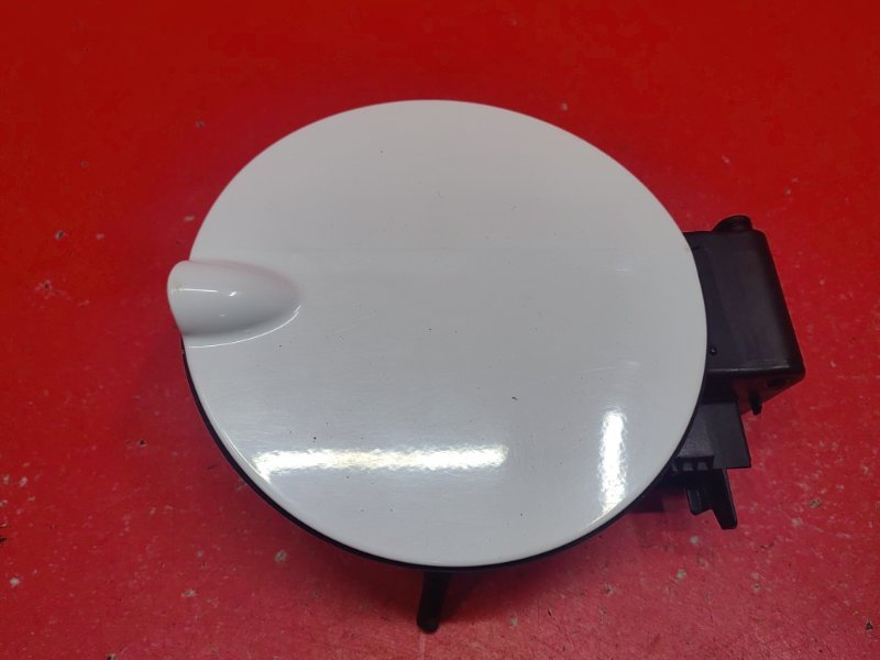 Лючок топливного бака Ford Focus CB4 SHDA 2010 (б/у) Лючок топливного бака Ford Focus CB4 SHDA 2010 (б/у)