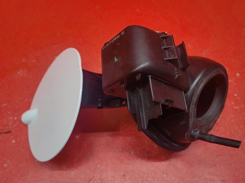 Лючок топливного бака Ford Focus CB4 SHDA 2010 (б/у) Лючок топливного бака Ford Focus CB4 SHDA 2010 (б/у)