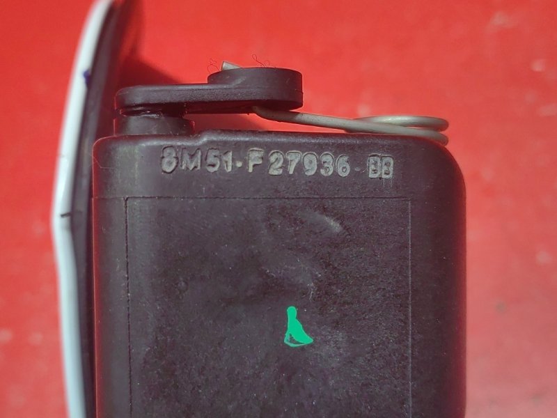 Лючок топливного бака Ford Focus CB4 SHDA 2010 (б/у) Лючок топливного бака Ford Focus CB4 SHDA 2010 (б/у)