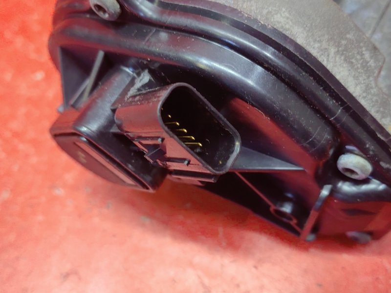 Дроссельная заслонка Ford Focus CB4 SHDA 2010 (б/у) Дроссельная заслонка Ford Focus CB4 SHDA 2010 (б/у)