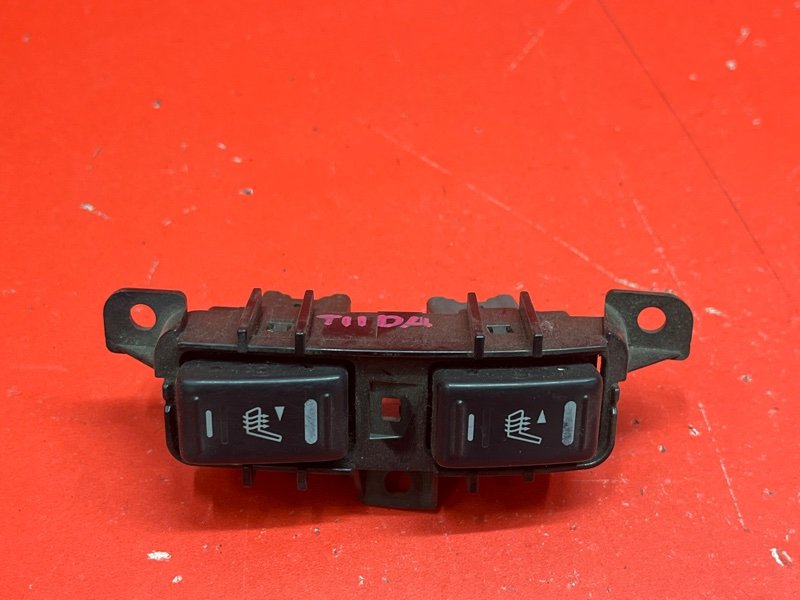 Кнопка подогрева сидений Nissan Tiida C11 MR18DE 2008 (б/у)