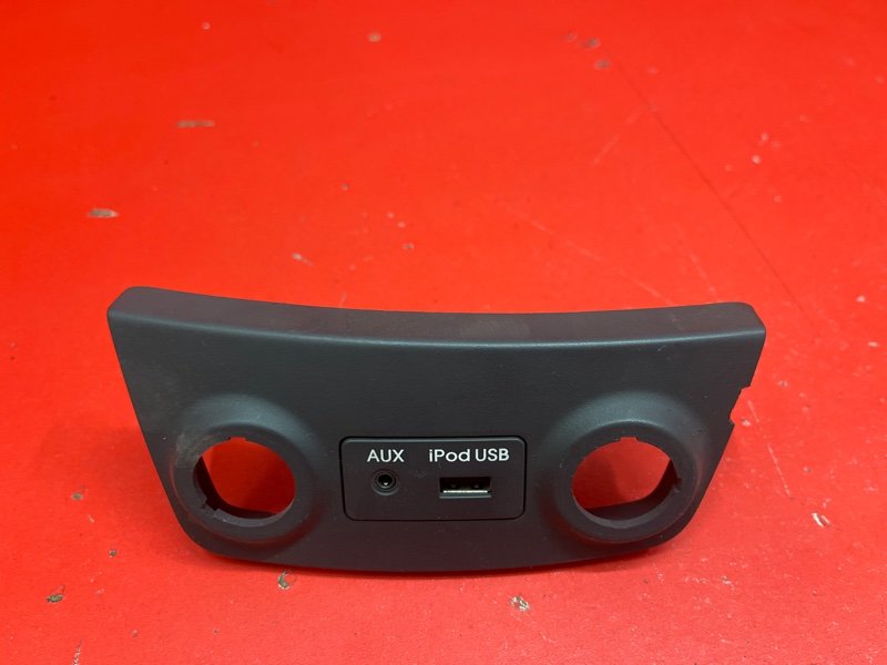 Разъем AUX Hyundai Elantra HD G4FC 2007 (б/у) Разъем AUX Hyundai Elantra HD G4FC 2007 (б/у)