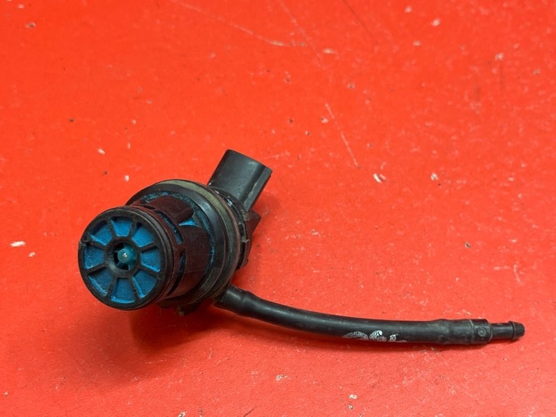 Насос омывателя Toyota Corolla ZRE151L 1ZR-FE 2006 (б/у) Насос омывателя Toyota Corolla ZRE151L 1ZR-FE 2006 (б/у)
