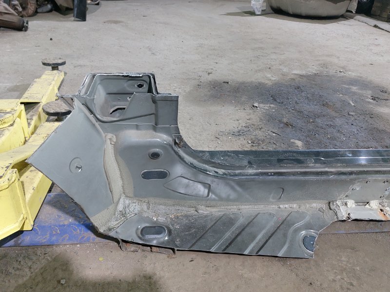 Порог со стойкой Nissan Almera G15 K4M 2014 правый (б/у) Порог со стойкой Nissan Almera G15 K4M 2014 правый (б/у)