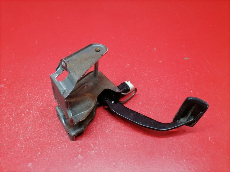 Педаль тормоза Nissan Almera G15 K4M 2014 (б/у) Педаль тормоза Nissan Almera G15 K4M 2014 (б/у)