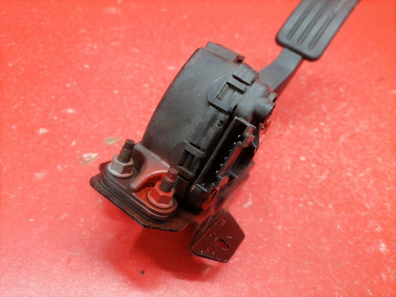 Педаль газа Nissan Almera G15 K4M 2014 (б/у) Педаль газа Nissan Almera G15 K4M 2014 (б/у)