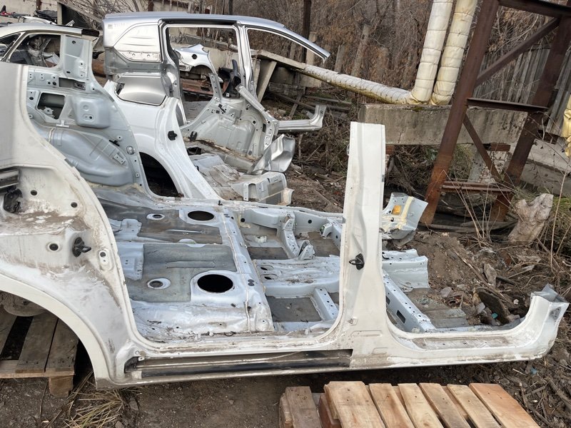 Порог кузова Toyota Isis ZGM10W 2ZR-FAE 2010 правый (б/у)