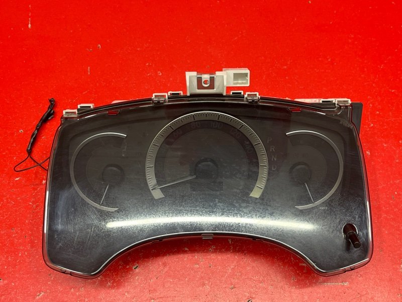 Щиток приборов Toyota Isis ZGM10W 2ZR-FAE 2010 (б/у)