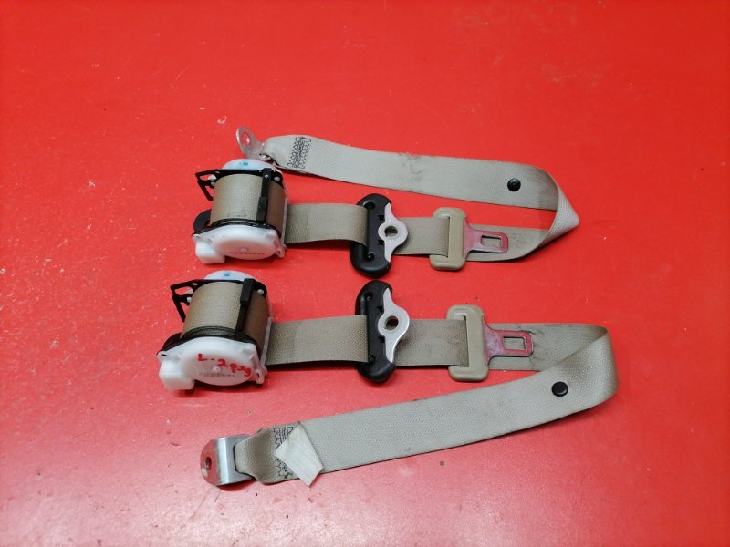 Ремень безопасности Toyota Isis ZGM10W 2ZR-FAE 2010 задний (б/у)