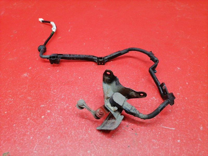 Датчик положения кузова Toyota Isis ZGM10W 2ZR-FAE 2010 задний (б/у)