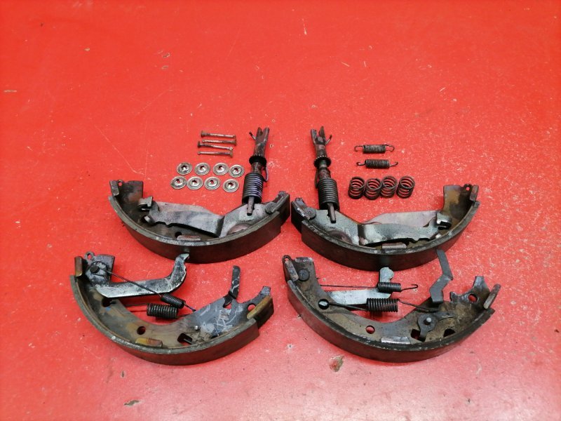 Механизм стояночного тормоза Toyota Isis ZGM10W 2ZR-FAE 2010 (б/у)