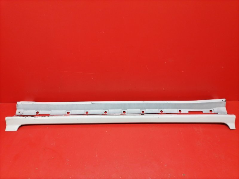 Накладка порога наружная Toyota Isis ZGM10W 2ZR-FAE 2010 (б/у)