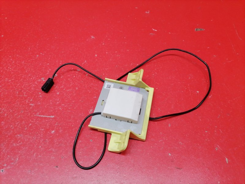 Антенна Toyota Isis ZGM10W 2ZR-FAE 2010 (б/у)