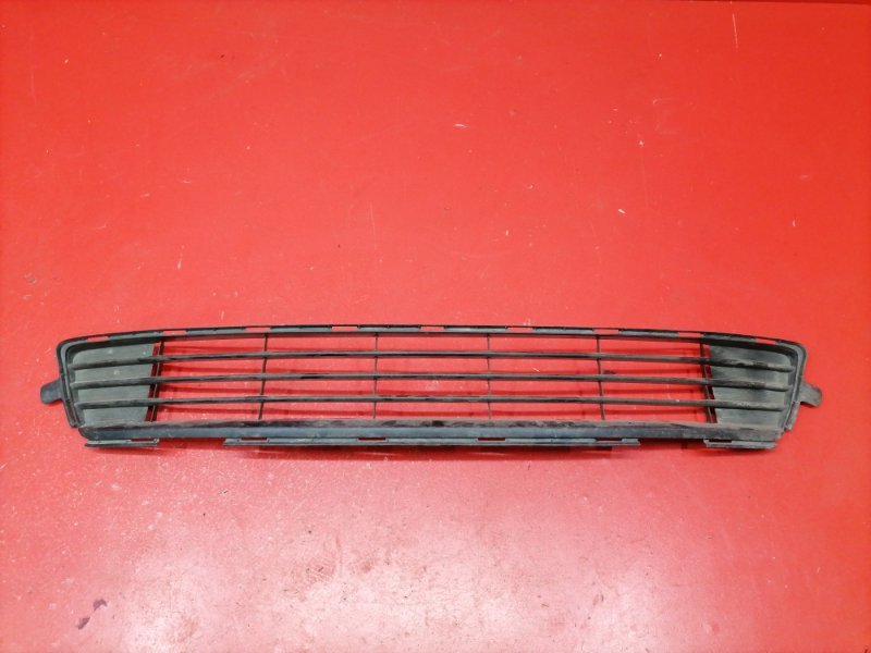 Решетка в бампер Toyota Corolla ZRE151L 1ZR-FE 2011 передняя (б/у)