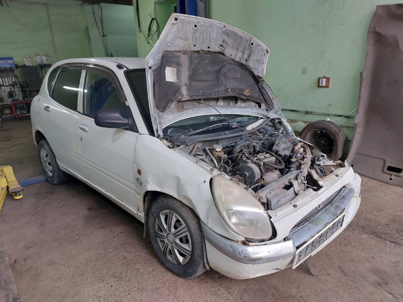 Автомобиль Daihatsu Storia M100S EJ-VE 2001 года в разбор