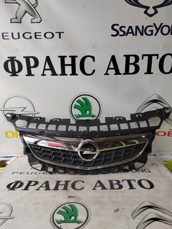 Решетка радиатора Opel Astra J 09