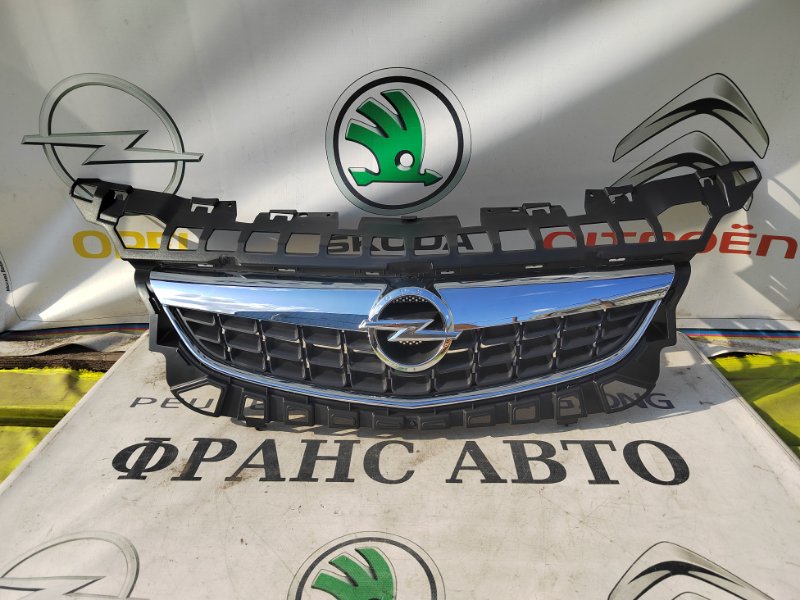 Решетка радиатора Opel Astra J 09