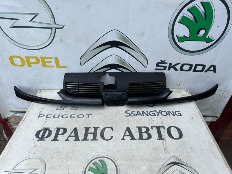 Решетка радиатора PEUGEOT 206 2001