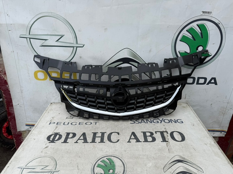 Решетка радиатора Opel astra J 09