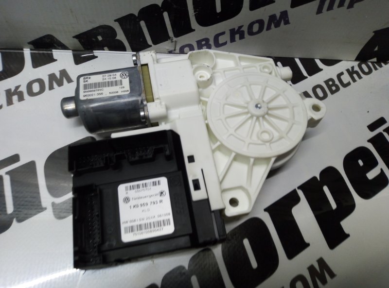 Мотор стеклоподъемника Volkswagen Tiguan 5N2 CAW 15.01.2009 передний правый