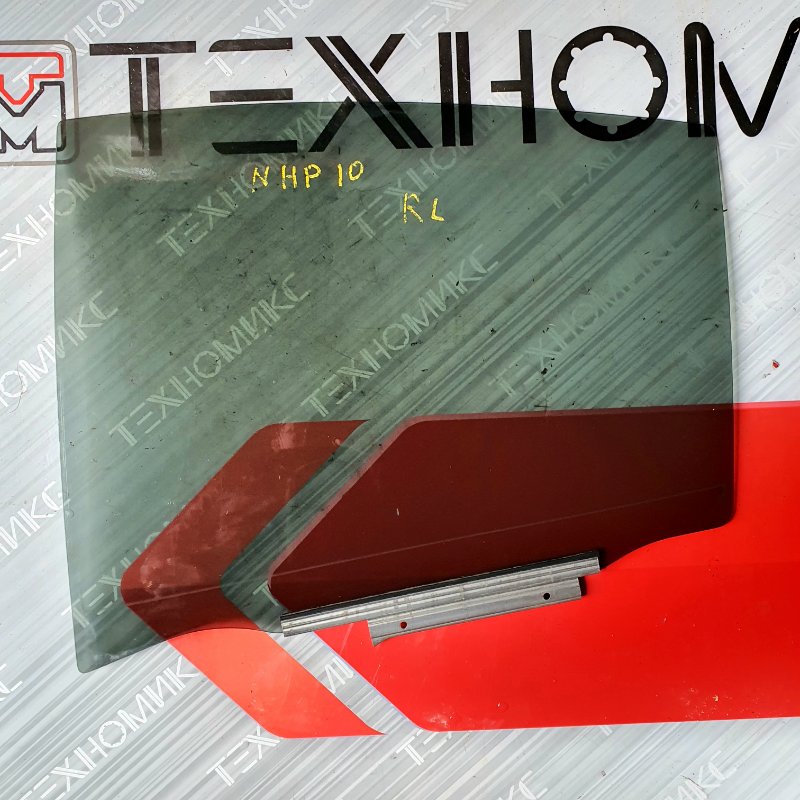 Стекло двери Toyota Aqua NHP10 1NZ-FXE заднее левое (б/у)