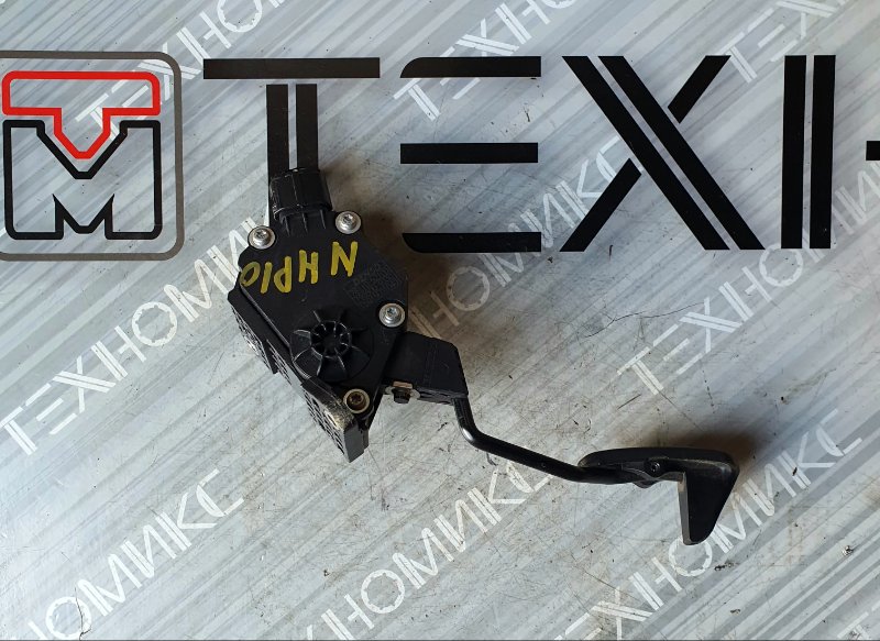 Педаль подачи топлива Toyota Aqua NHP10 1NZ-FXE (б/у)