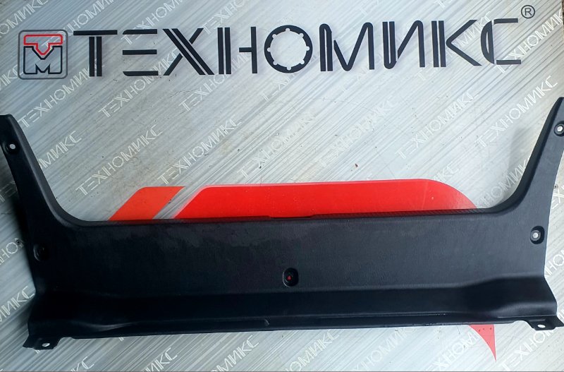 Накладка на порог багажника TOYOTA CROWN MAJESTA UZS175 (б/у)