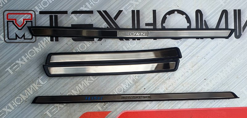 Порожек пластиковый TOYOTA CROWN JZS171 2000 (б/у)