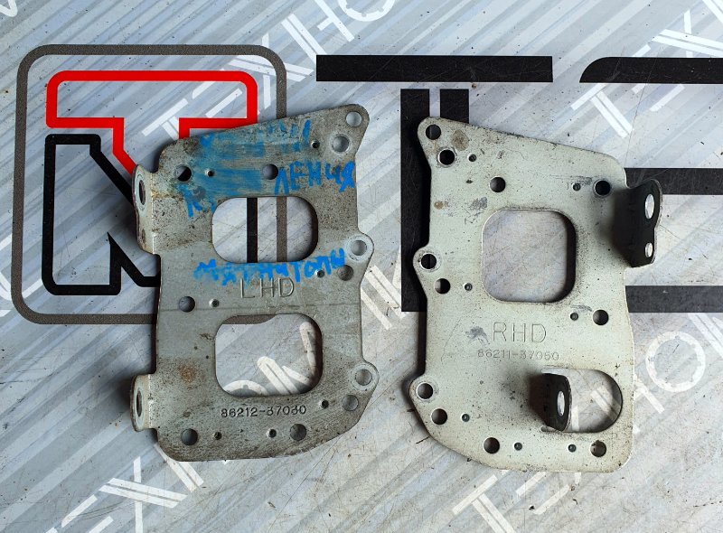 Крепление магнитофона TOYOTA DYNA XZU411 S05D 2000 (б/у)