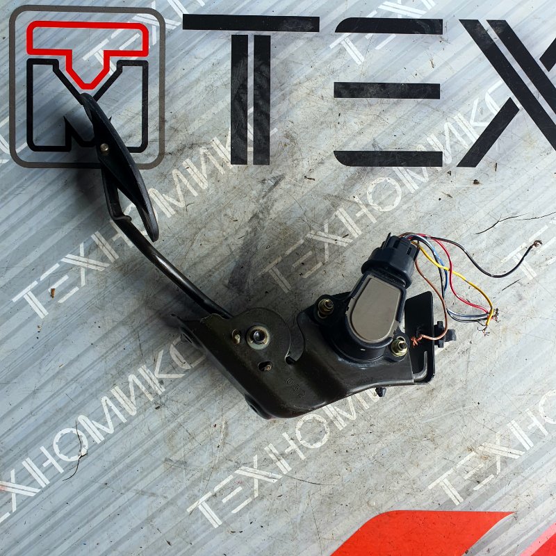 Педаль подачи топлива TOYOTA GAIA ACM10 1AZ-FSE 2003 (б/у)