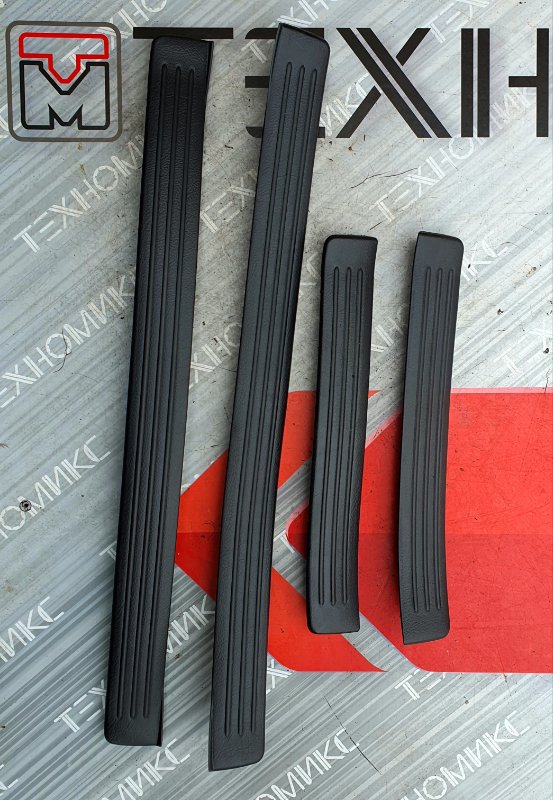 Порожек пластиковый TOYOTA MARK II JZX110 (б/у) Порожек пластиковый TOYOTA MARK II JZX110 (б/у)