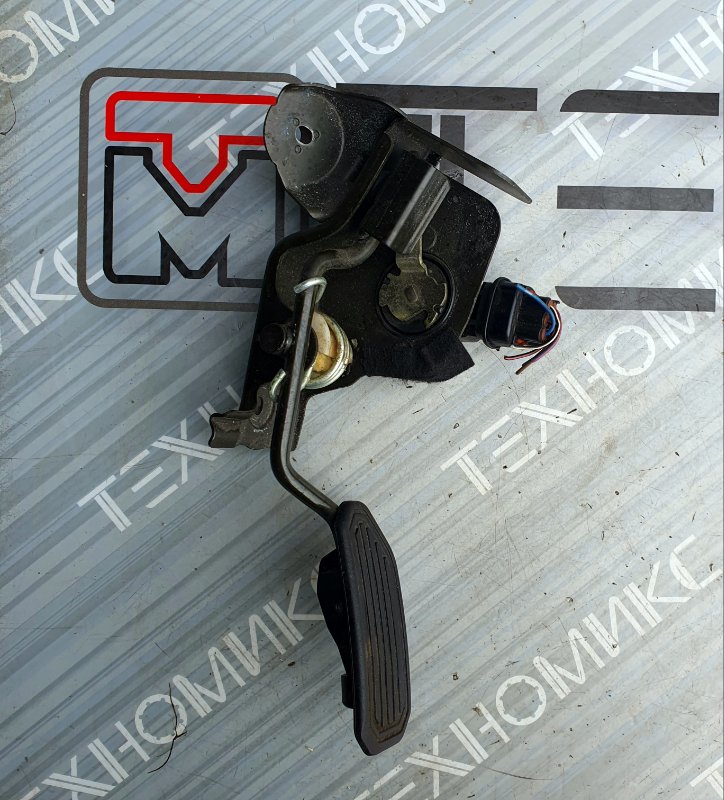 Педаль подачи топлива TOYOTA OPA ACT10 (б/у) Педаль подачи топлива TOYOTA OPA ACT10 (б/у)