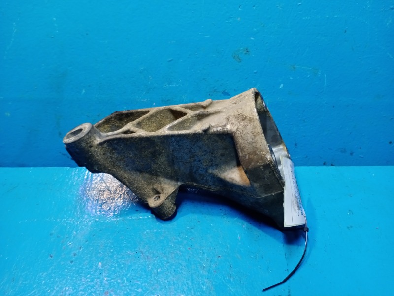 Кронштейн опоры двигателя левый E-Class 2002-2009 W211 OM647