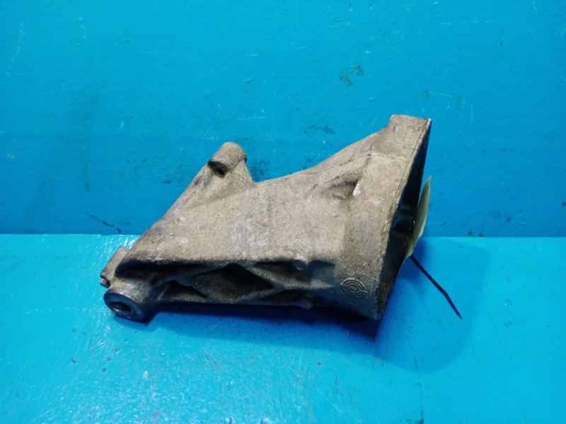 Кронштейн опоры двигателя левый Mercedes-Benz E-Class W211 OM647