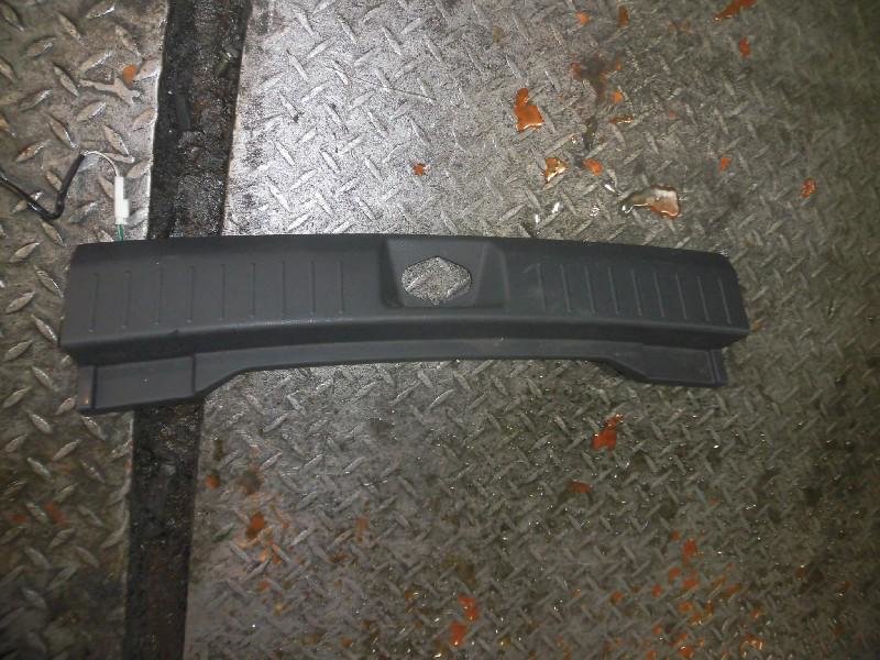 Накладка замка багажника Toyota Bb QNC21 (б/у)