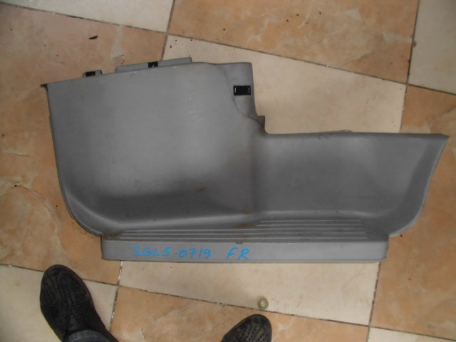 Порожек пластиковый Mazda Bongo Friendee SGL5 WL передний правый (б/у)