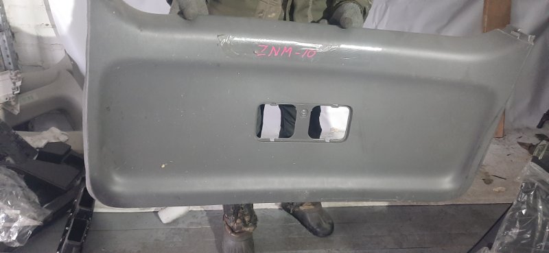Обшивка двери багажника Toyota Isis ZNM10 (б/у)