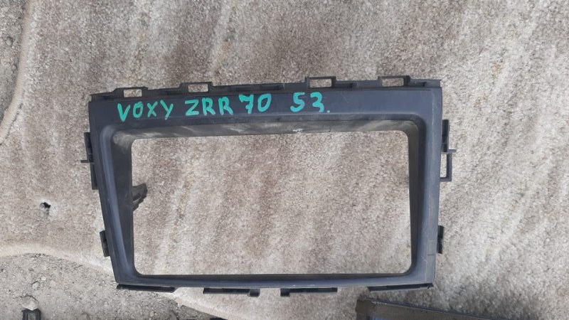 Консоль магнитофона Toyota Voxy ZRR70 (б/у)
