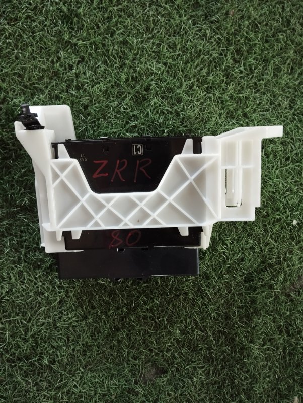 Блок управления Toyota Esquire ZRR80 3ZR 2015 (б/у)