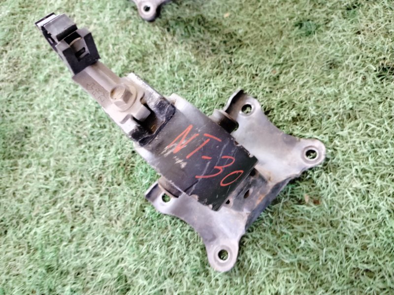 Подушка двигателя Nissan Xtrail NT30 QR20 левая (б/у)