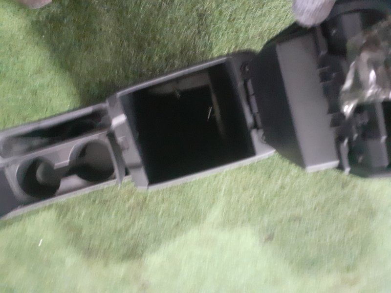 Бардачок между сиденьями Toyota Corolla Fielder ZRE144 2ZR 2011 (б/у)